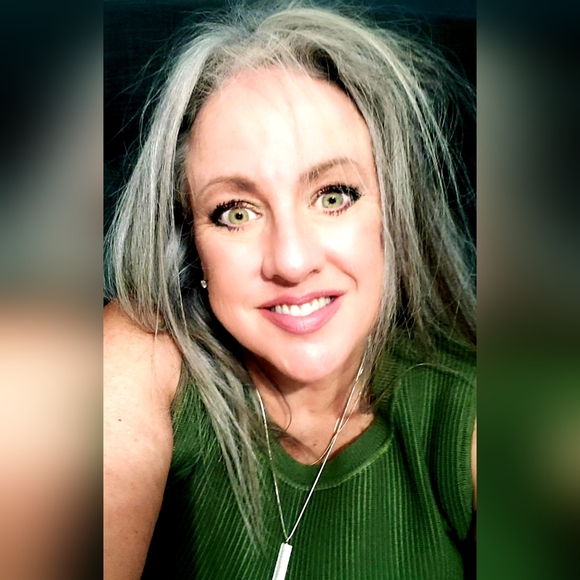 Meet your Posher, Karen - Picture 1 of 2